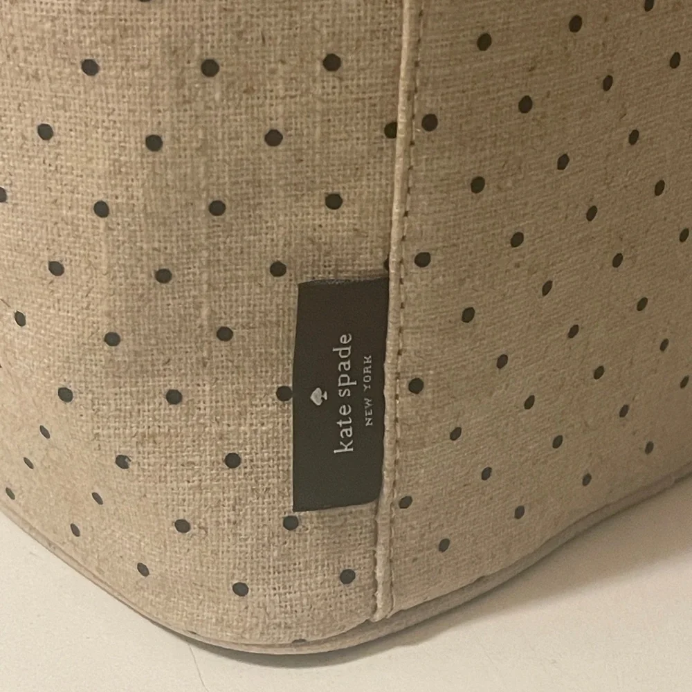 Kate spade beautiful lunchbox out to lunch in the front.with gold zipper
